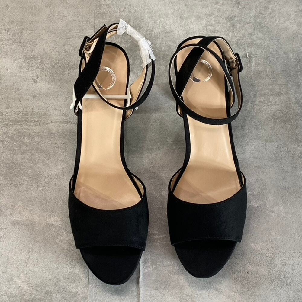 JOURNEE COLLECTION Women's Black Nairri Block Heel Ankle Strap Platform Pumps